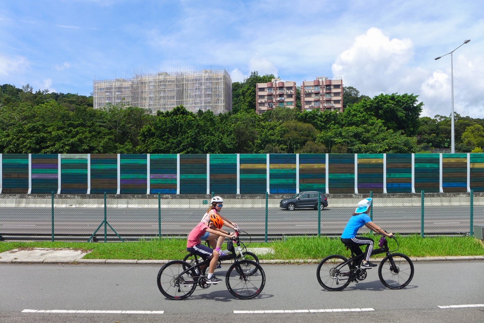公路旁用来挡住交通噪声的隔音屏障