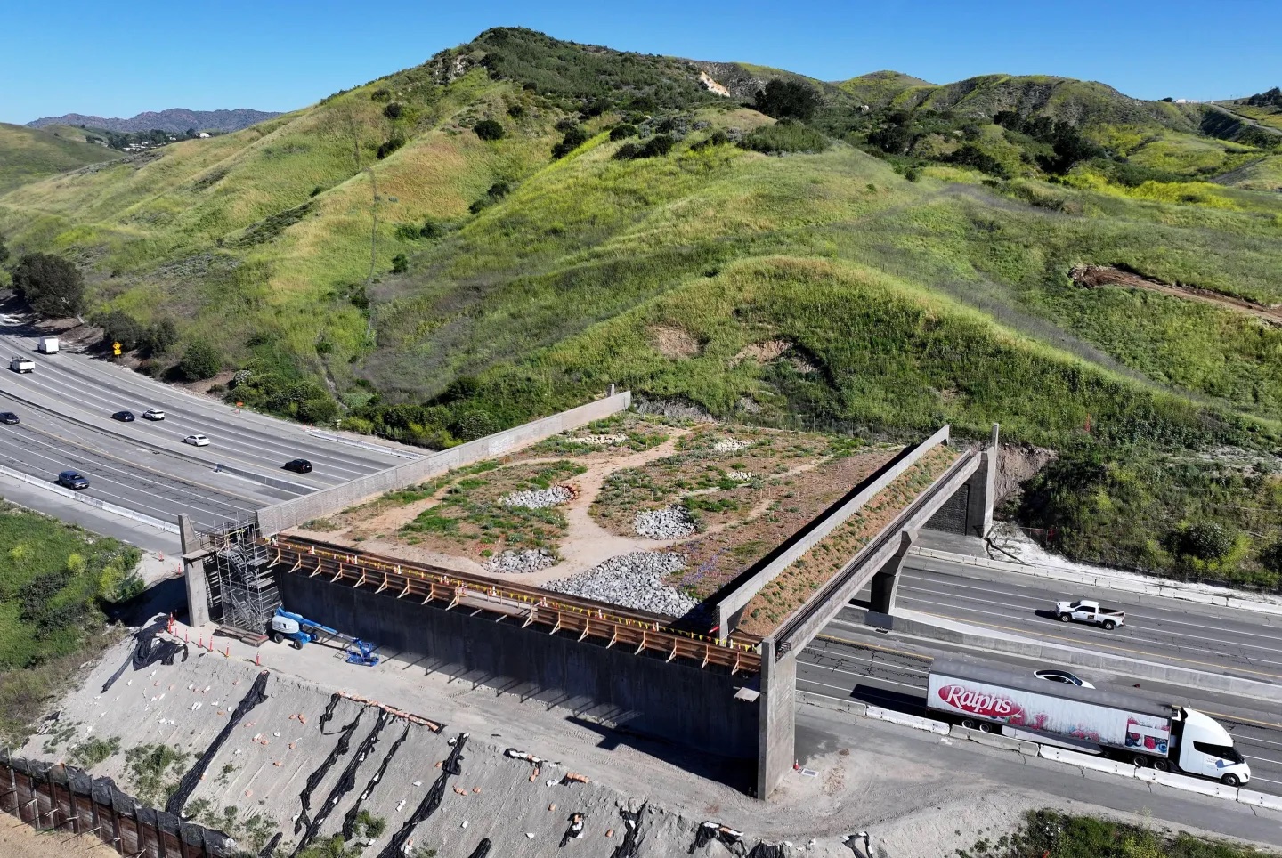 建设中的 Wallis Annenberg Wildlife Crossing（沃利斯·安嫩伯格野生动物通道），横跨美国 101 号公路